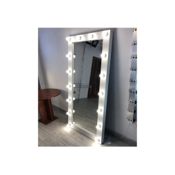 White makeup mirror, neutral 5watt bulbs, 16 220V LEDUA cartridges